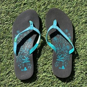 Sanuk flip flops 5/6